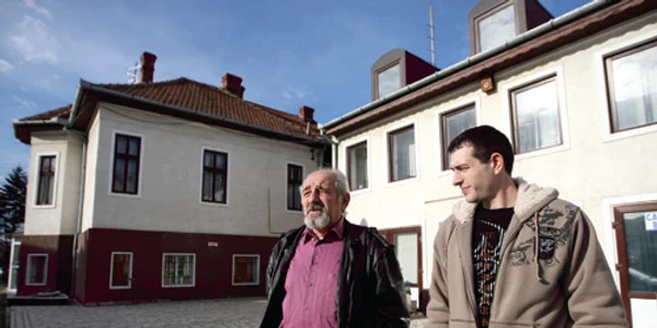 Dumitru şi David Herman au fost lăsaţi fără utilităţi de romii care vor să îi scoată afară din casă