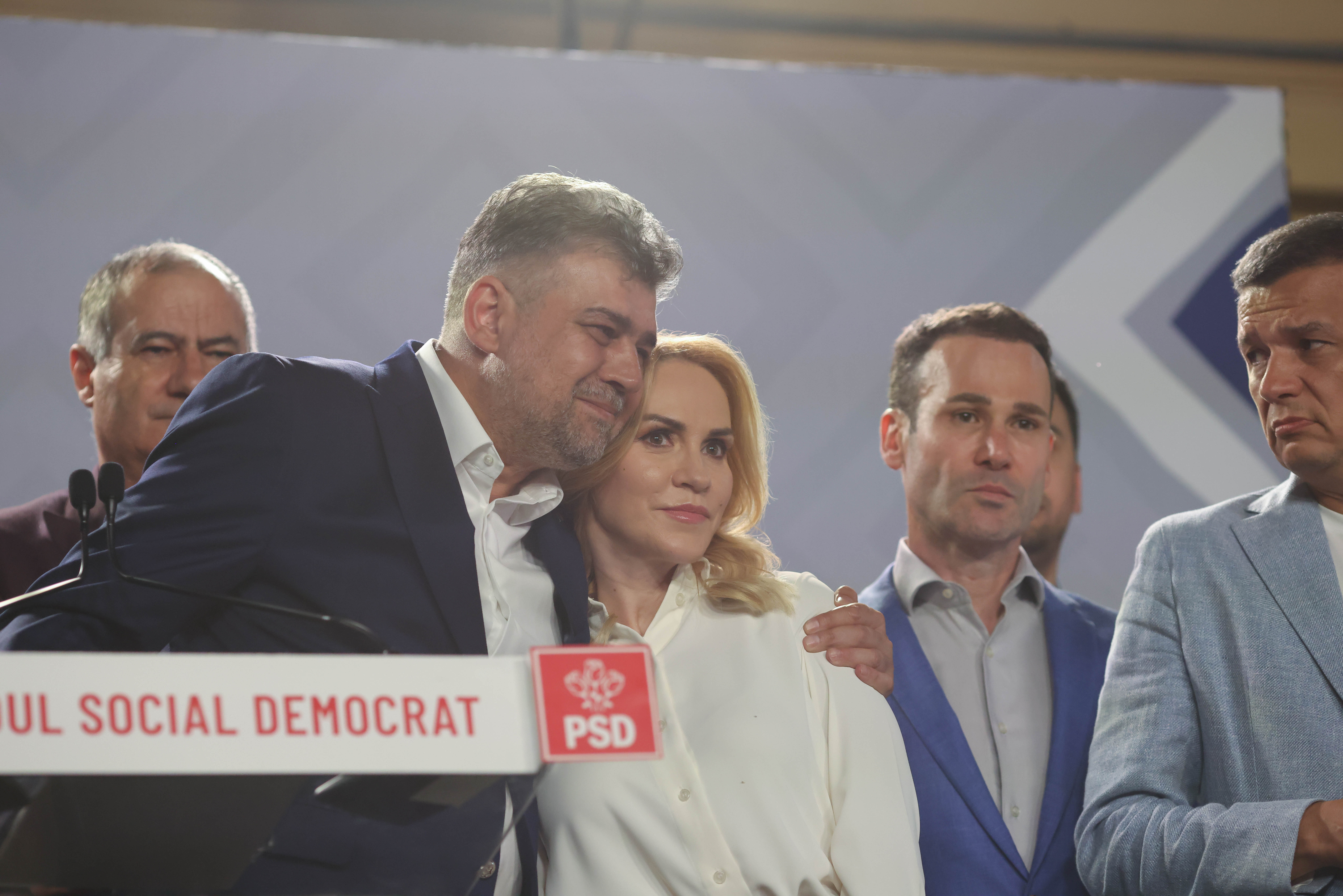 foto gabriela firea (stanga) si marcel ciolacu (dreapta) imbratisati