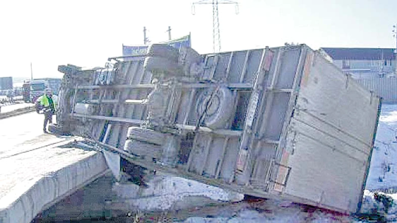 
    Şoferul, un alt bărbat şi nepotul  acestuia de 7 ani şi-au pierdut  viaţa în cabina camionului  