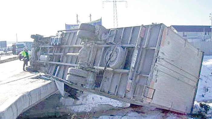 
    Şoferul, un alt bărbat şi nepotul  acestuia de 7 ani şi-au pierdut  viaţa în cabina camionului  