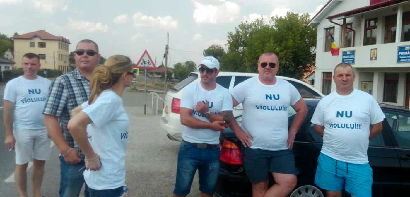 Englezii sosiţi de la Iaşi sunt îmbrăcaţi cu tricouri pe care este mesajul: „NU VIOLULUI!!!“