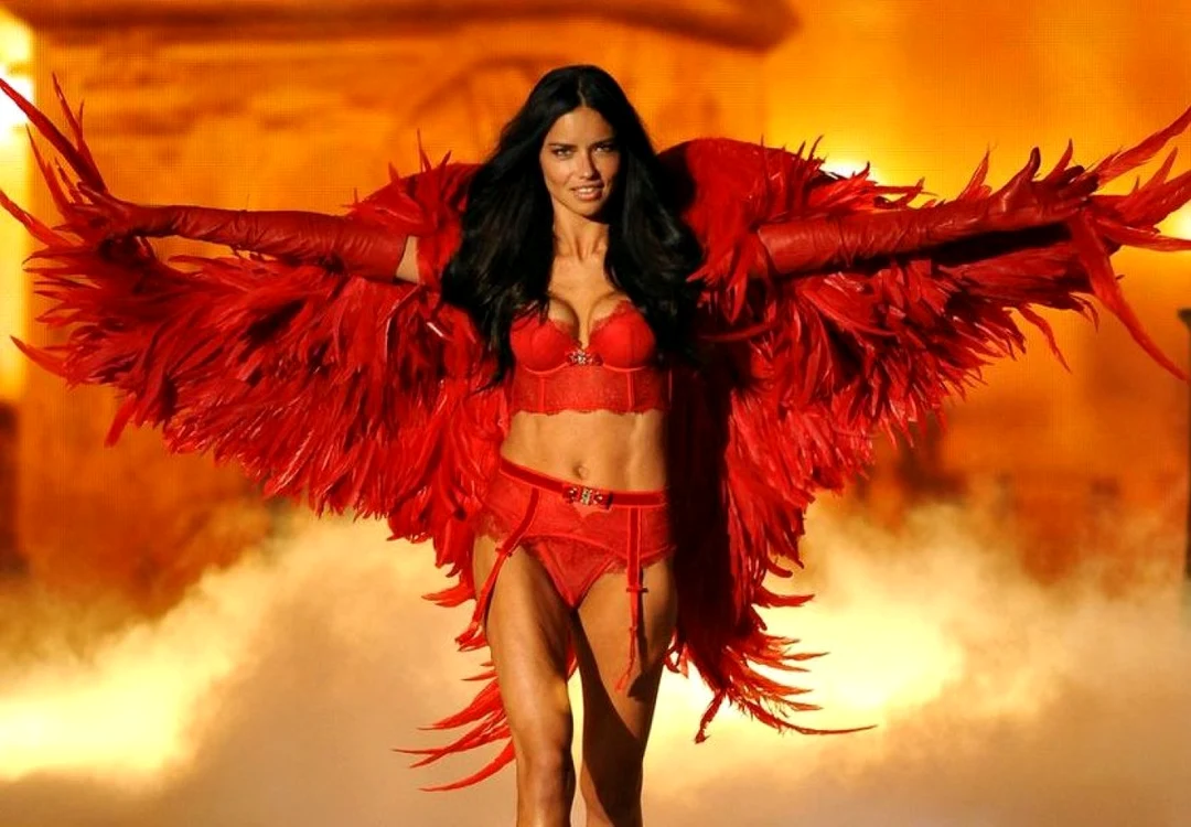 Adriana Lima, într-o prezentare Victoria's Secret FOTO Shutterstock