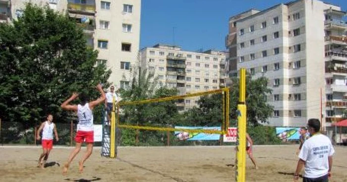 Competiţia de volie pe nisip de la Zalău începe mâine, la ora 10.00