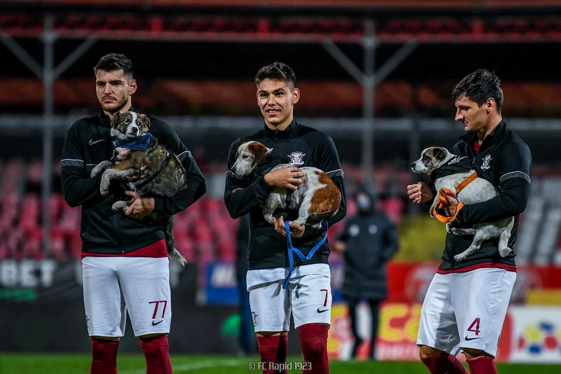 Mia, pe stadion, în brațele unui fotbalist
