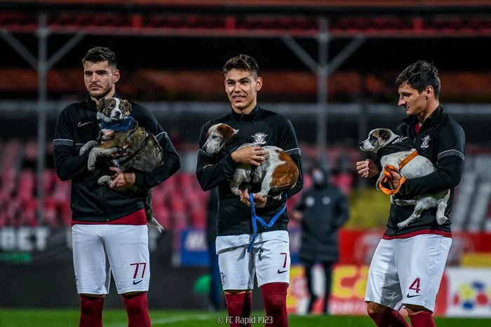 Mia, pe stadion, în brațele unui fotbalist