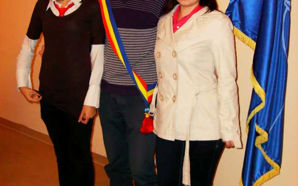 Tudor Marcu, alături de cele două tinere viceprimar 