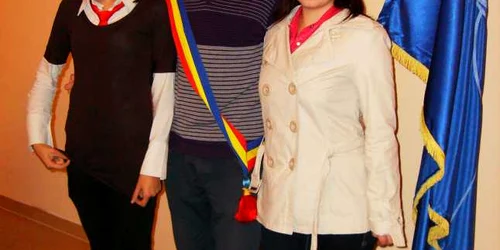 Tudor Marcu, alături de cele două tinere viceprimar 