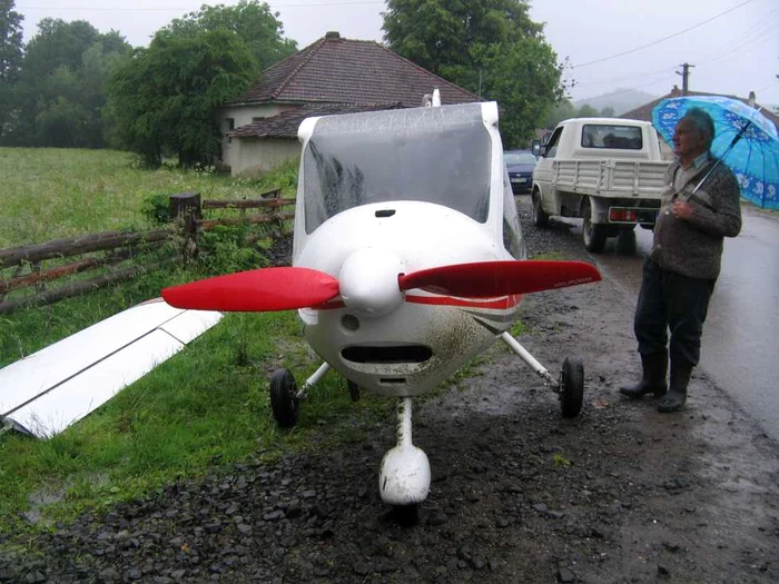 Avion aterizare forțată