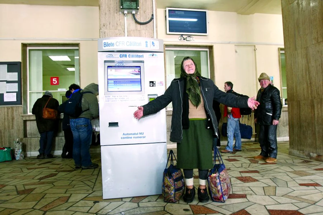 
    Maria Dragomir spera  să obţină de la automatul de bilete un ceai fierbinte  