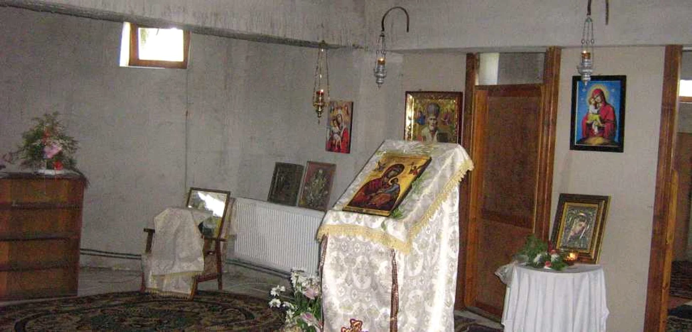 Schitul Bobota se află la aproximativ doi kilometri de drumul între Zalău şi Satu Mare, la marginea pădurii satului cu acelaşi nume.