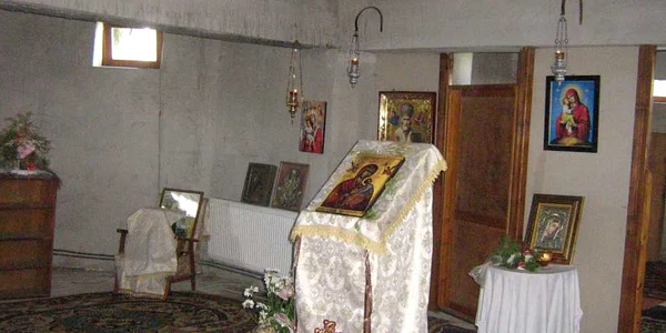 Schitul Bobota se află la aproximativ doi kilometri de drumul între Zalău şi Satu Mare, la marginea pădurii satului cu acelaşi nume.