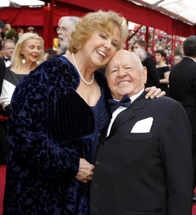 
    Mickey Rooney şi soţia sa, Jan Chamberlin, la Premiile Oscar, în 2010. (Foto: Reuters)  
