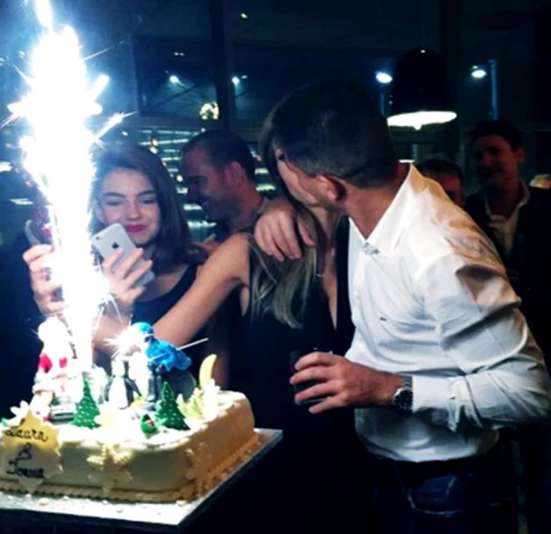Politicianul a petrecut cu iubita şi cu fiica la un restaurant din Capitală