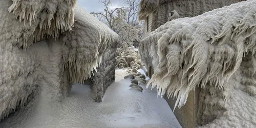 Fenomen extrem Lake Erie - case acoperite de gheata foto via CNN