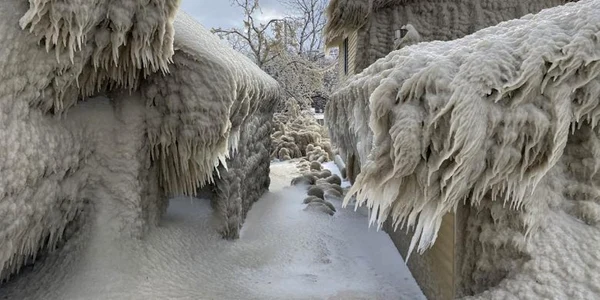 Fenomen extrem Lake Erie - case acoperite de gheata foto via CNN