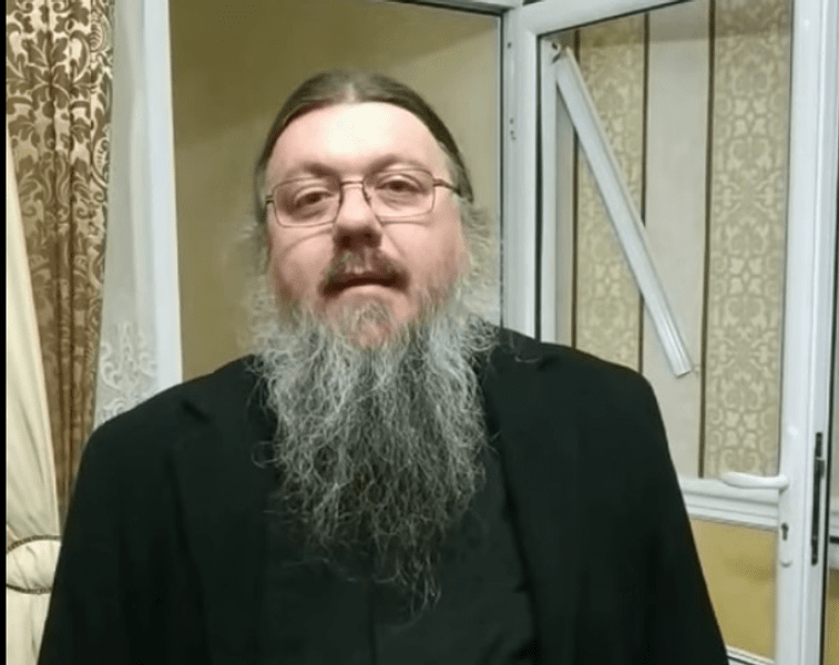 Preot din Cernăuți, găsit în chilie cu un adolescent gol. Arhimandritul acuză o înscenare 