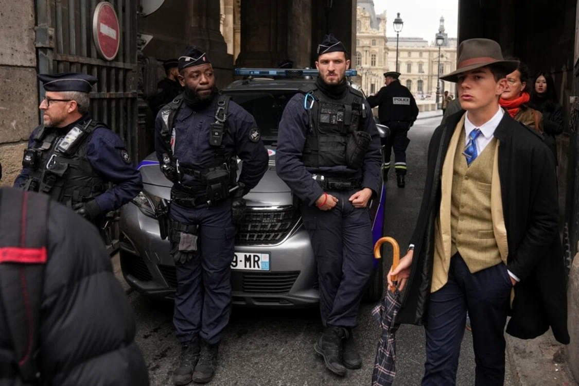 Tânărul misterios fotografic lângă Luvru în ziua jafului. Foto: Profimedia  