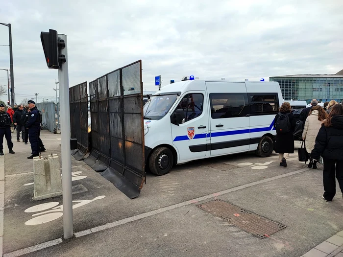 Dube de jandarmi pregătite pentru a bloca fermierii protestatari FOTO Radu Eremia