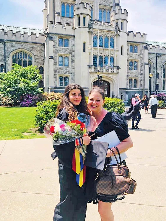 Rebecca, fiica Ritei Mureşan, a absolvit Facultatea de Chimie Genetică, din New York, SUA