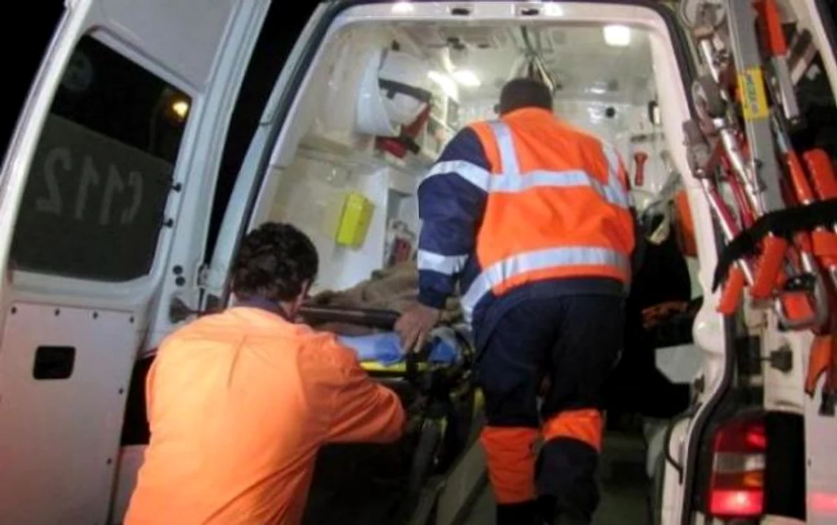 Un echipaj medical i-a acordat primul ajutor pensionarului FOTO arhivă Adevărul