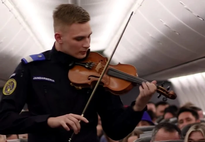 Jandarmul i-a impresionat pe pasagerii aflați la bordul avionului Tarom FOTO: Captură video