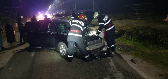 Un tânăr a furat pe rând două maşini şi a făcut accident. E în stare critică, iar alte trei persoane sunt rănite