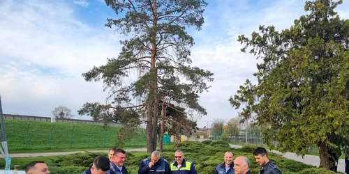 Prefectul Radu Perianu, de vorba cu examinatorii  Foto   Institutia Prefectului Arges jpg