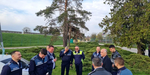 Prefectul Radu Perianu, de vorba cu examinatorii  Foto   Institutia Prefectului Arges jpg