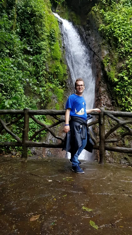 Ion Dolănescu are acum 16 ani și e un adolescent superb