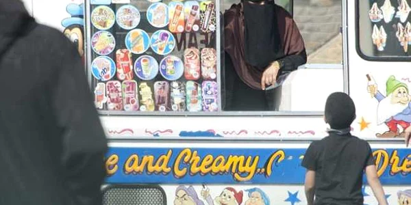 Femeie in burka care vinde incghetata