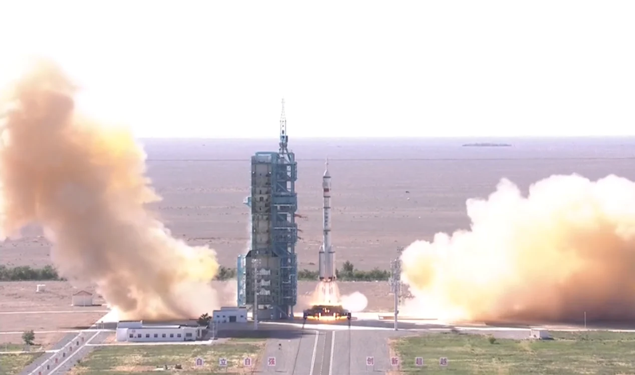 
    China a lansat prima misiune cu echipaj uman spre noua sa staţie spaţialăFoto: News.ro  