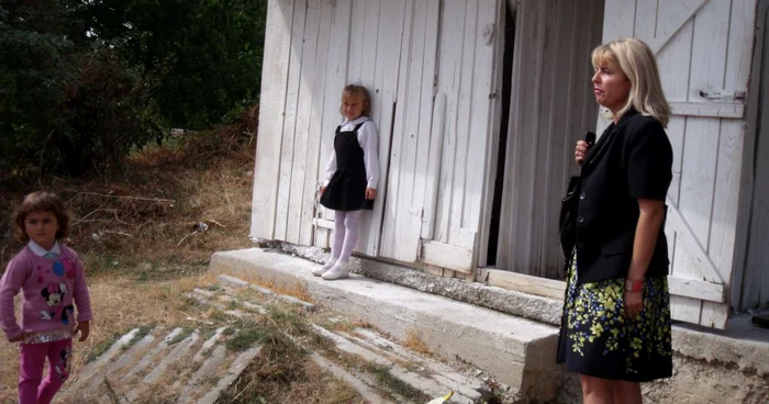 La Faraoanele, toaleta elevilor şi profesorilor este în fundul curţii