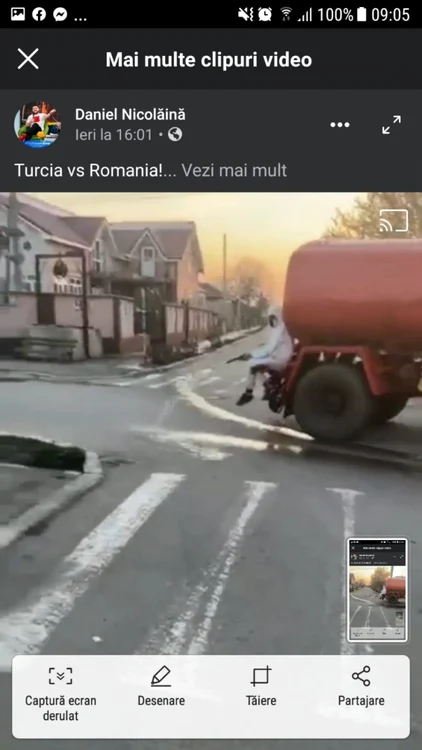 In imagini este surpins un lucrător de la salubritate în spatele autospecialei