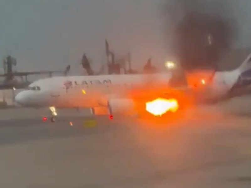 Incident șocant la bordul unui avion din Peru: unul dintre motoare a luat foc înainte de decolare