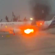 motorul unui avion a izbucnit in flacari png