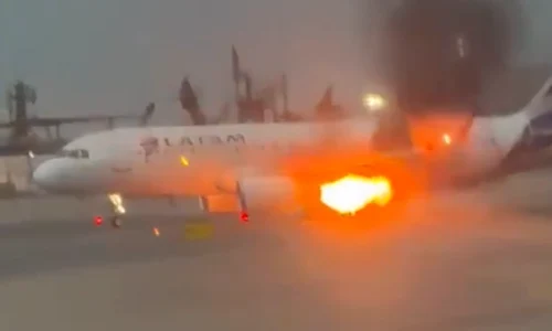 motorul unui avion a izbucnit in flacari png