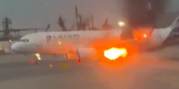 motorul unui avion a izbucnit in flacari png