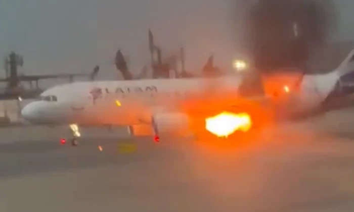motorul unui avion a izbucnit in flacari png