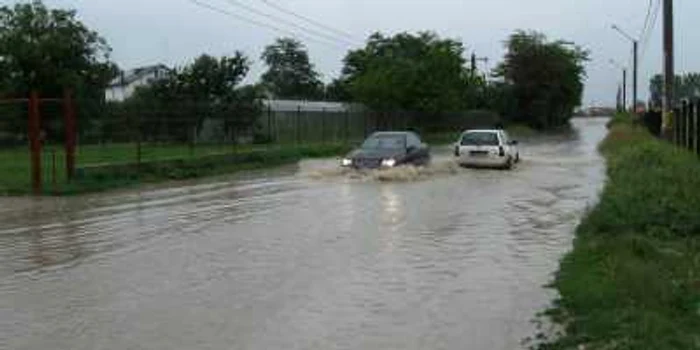 Târgovişte: Orice ploaie inundă pasajul de la Romlux