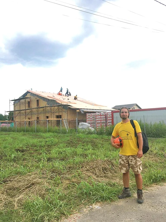 Inginerul Marius Şoflete, în timp ce locuinţa se afla în şantier