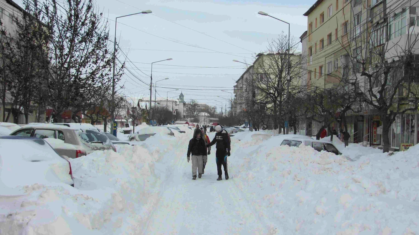 În multe locuri din Focşani zăpada nu a fost curăţată