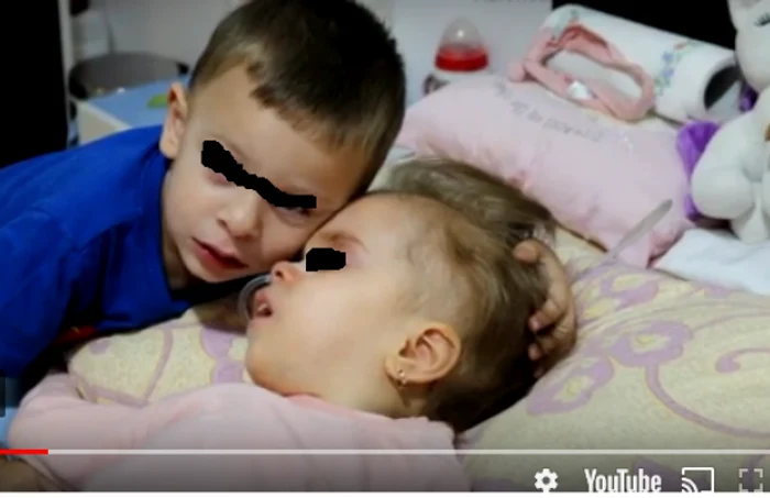 Ema Maria, alături de frăţiorul ei. Captură Youtube