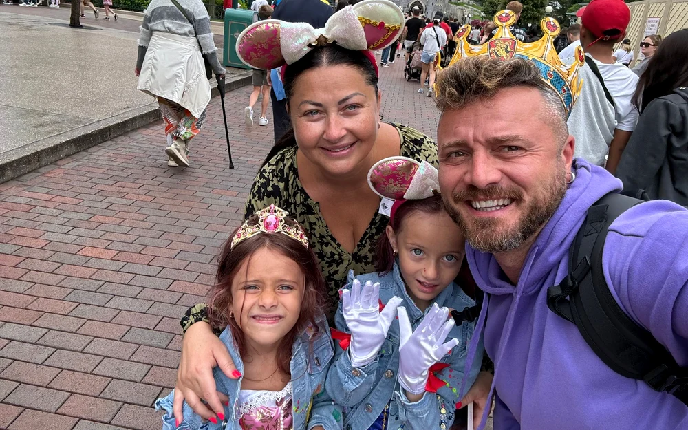 Cât a plătit Tavi Clonda pentru două pahare cu șampanie la Disneyland / foto: arhiva Click!