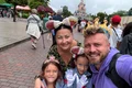 Gabriela Cristea (49 de ani) și Tavi Clonda (44 de ani)  și-au luat fetițele și s-au oprit în aeroport cu destinația: Franța-Paris, Disneyland