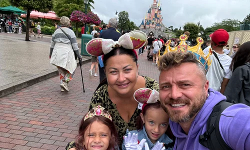 Gabriela Cristea (49 de ani) și Tavi Clonda (44 de ani)  și-au luat fetițele și s-au oprit în aeroport cu destinația: Franța-Paris, Disneyland