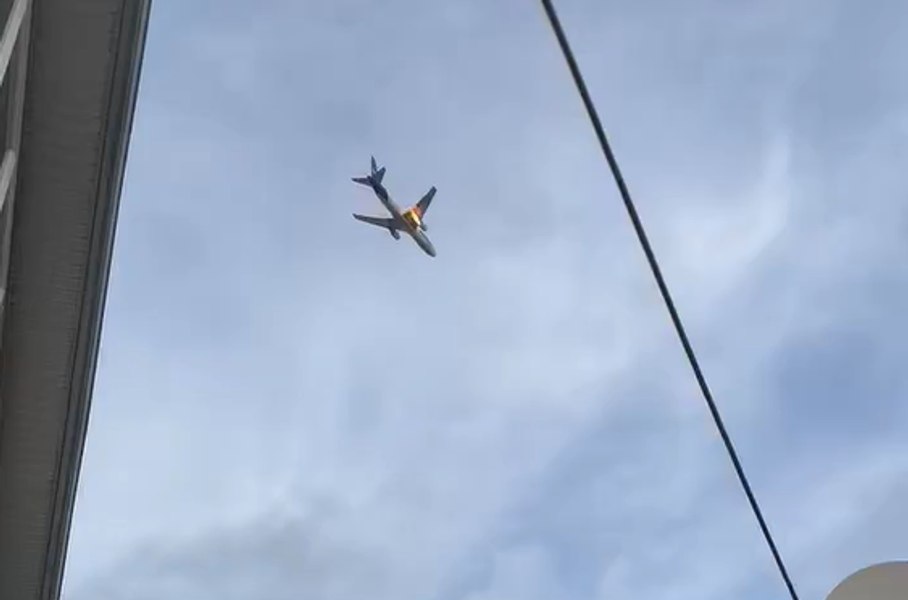 Momentul în care un avion a luat foc, după ce a lovit un stol de păsări. Martor: „Dumnezeule, Dumnezeule”
