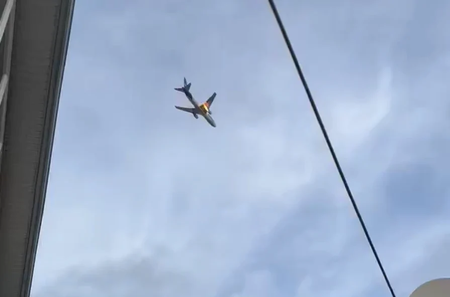 Avionul a luat foc în zbor FOTO: Captura video