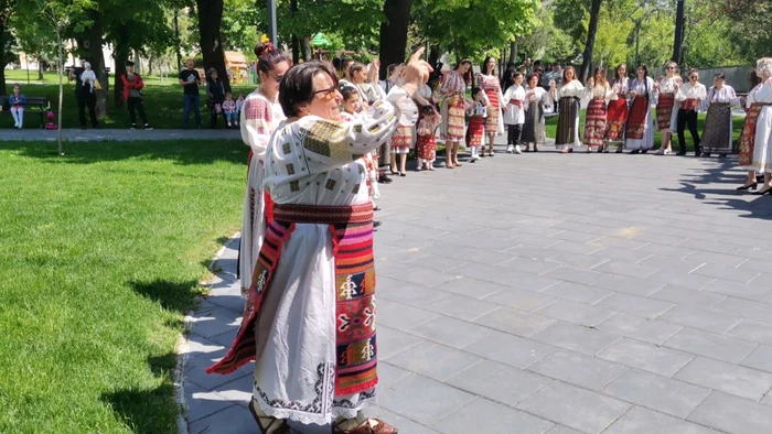 tinere din ucraina in straie oltenesti - foto george pitulescu