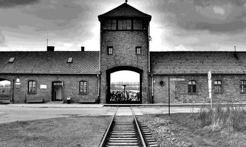 Gardian de la Auschwitz anchetat de procurorii germani pentru complicitate la crimă gif