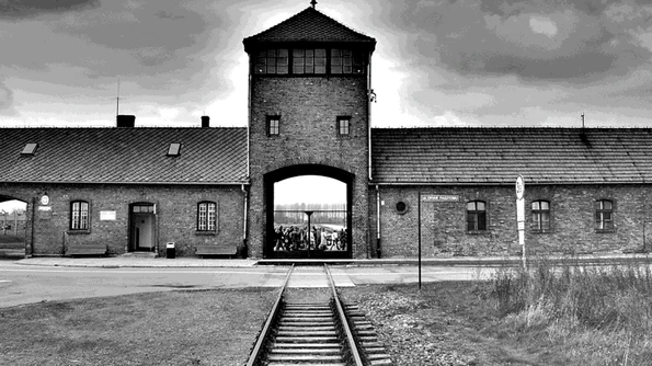 Gardian de la Auschwitz anchetat de procurorii germani pentru complicitate la crimă gif